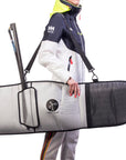Knots12 Zoom8 centerboard padded cover bag EAN / GTIN code: 4744422010143. The bag is made of high-quality materials, PU600, polyester, and 3mm polyurethane foam. It is water-repellent, while at the same time "breathable". The included name tag is easily filled out by the owner. Knots12 products blend . Real size.